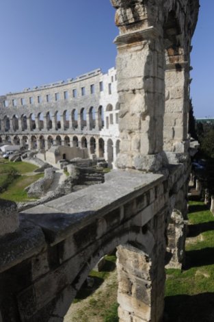  Byla zde vystavěna obrovská aréna (dříve než římské Koloseum), vodovody, kanalizace, triumfální oblouk Sergii a Herkulova brána.