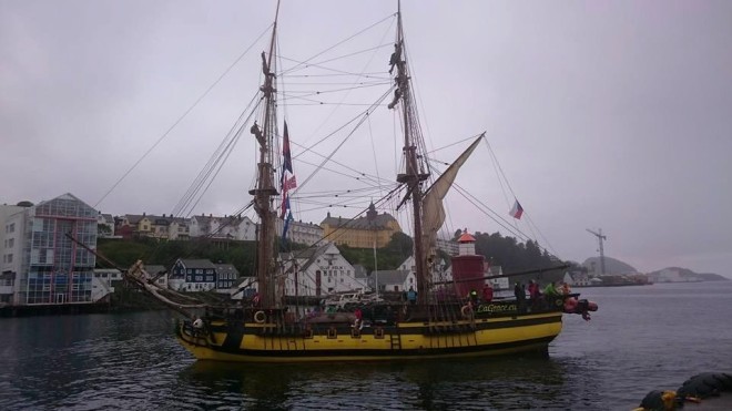 La Grace připlouvá do přístavu v Alesundu